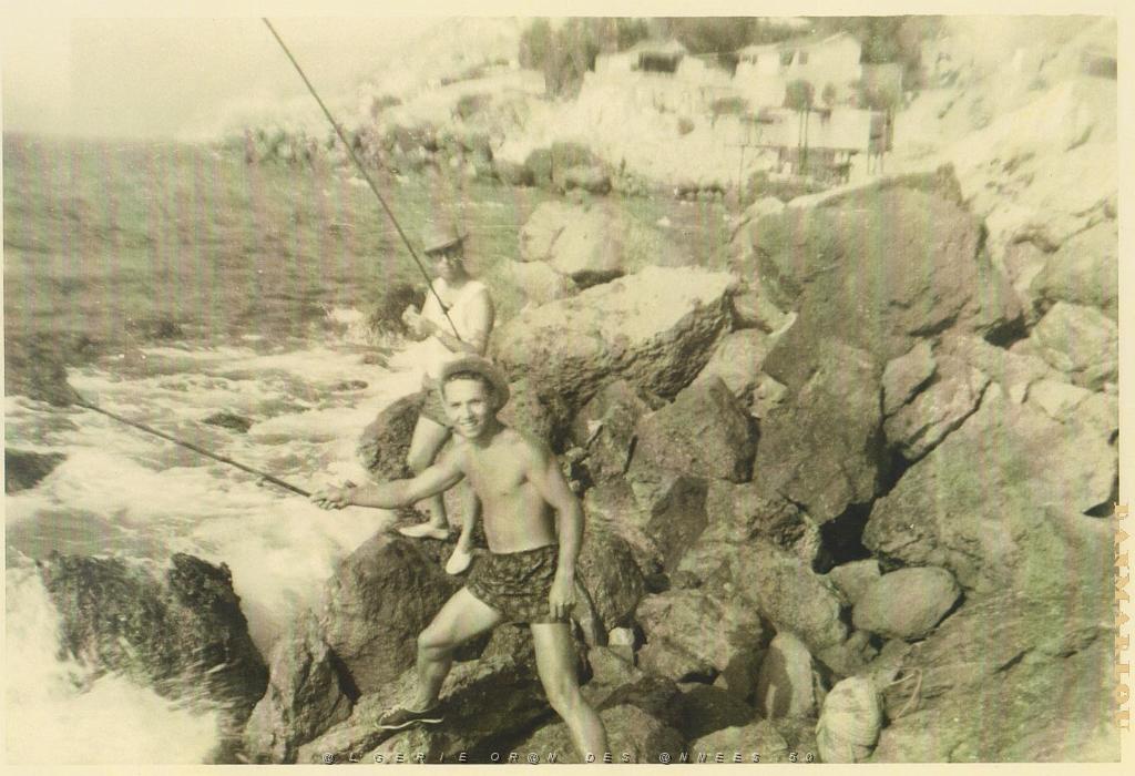 FAMILLE  MON ONCLE LAURENT AVEC PIERRE DUPUIS PECHANT DERRIERE LE ROCHER PLAT.jpg